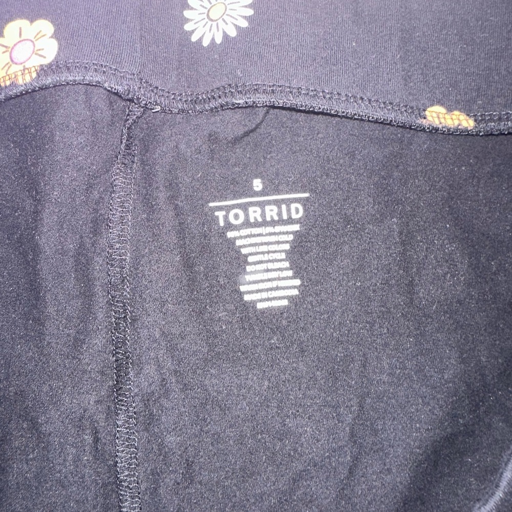 Torrid Black Floral Patterned Capri Leggings Size 5X - Picture 5 of 5